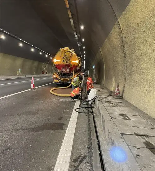 湘乡隧道排水渠清淤